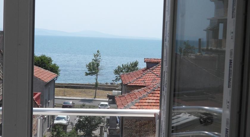 Apartments Palace On Sea