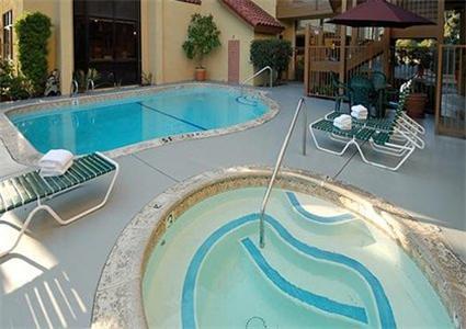 Отель Rodeway Inn & Suites