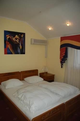 Гостиница Hotel-Restaurant Lyube Plus