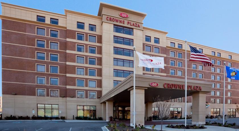Отель Crowne Plaza Hotel Milwaukee West