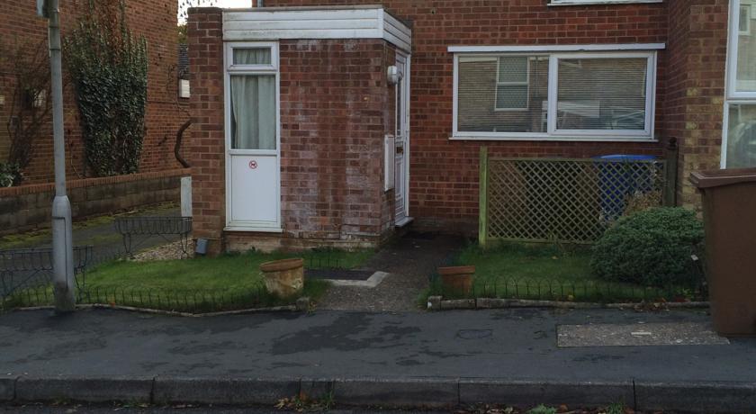 Апартаменты 3 Bedroom House - Blyth Close