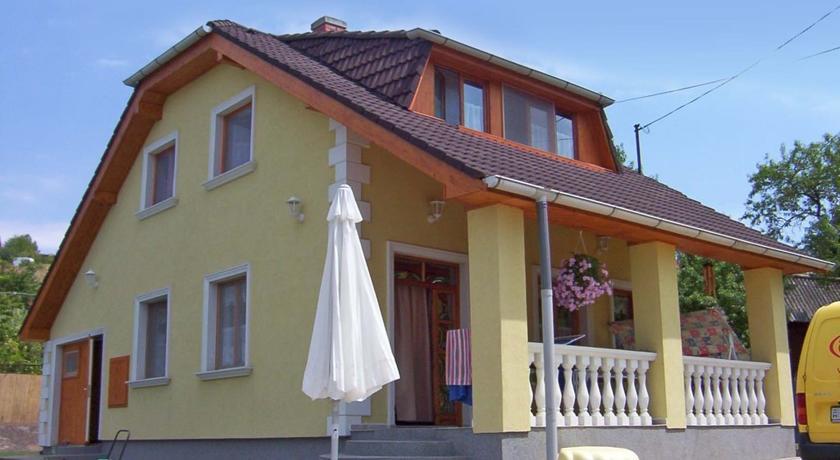 Апартаменты Holiday Home Balatonfuzfo 1