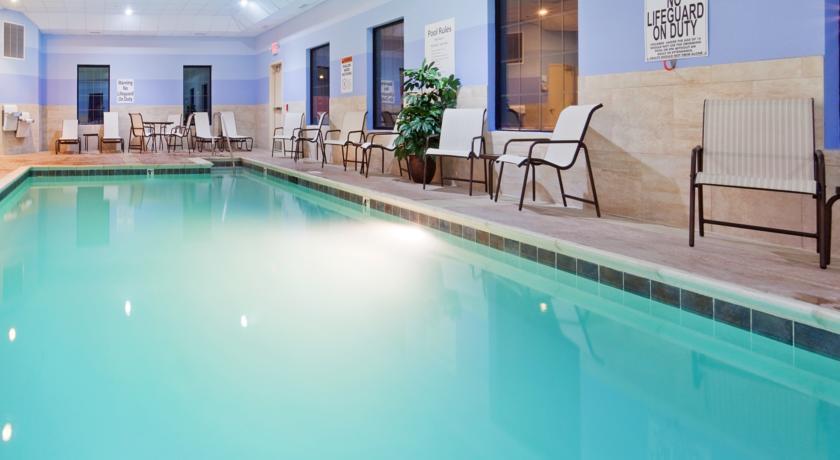 Отель Holiday Inn Express Hotel & Suites Westfield