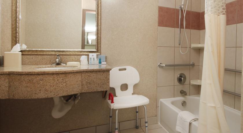 Отель Hampton Inn & Suites Ontario