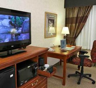Отель Hampton Inn & Suites Rockville Centre