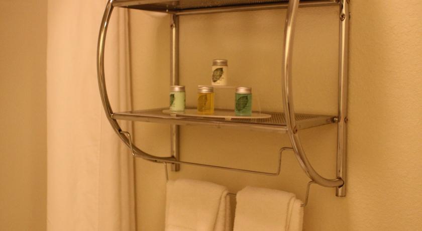 Отель Eastland Suites Hotel & Conference Center