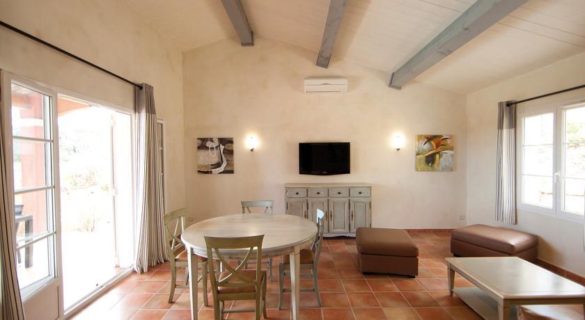 Вилла Three-Bedroom Villa Château De Camiole 1