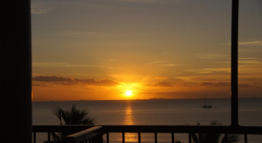 Отель Smugglers Cove Beach Resort & Hotel
