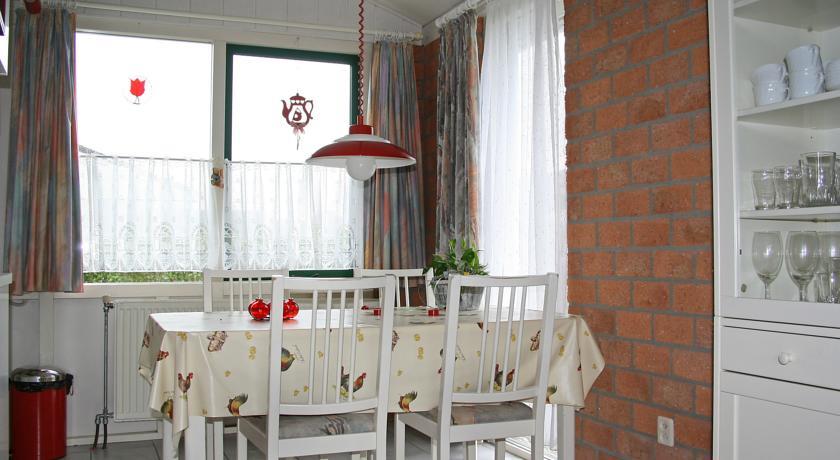 Вилла Two-Bedroom Villa Zijpersluis 4