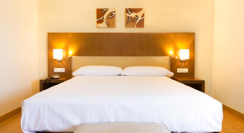 Отель Husa Hotel Las Cañas
