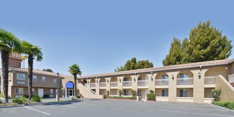 Отель Best Western PLUS Executive Suites Redwood City