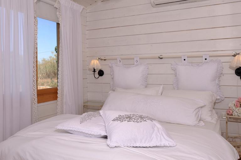 Отель Ziv's White Cabin