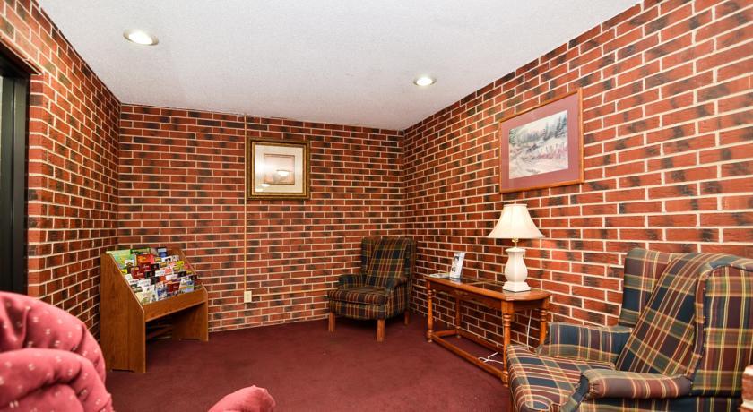 Отель Hometown Inn and Suites Cedar Rapids