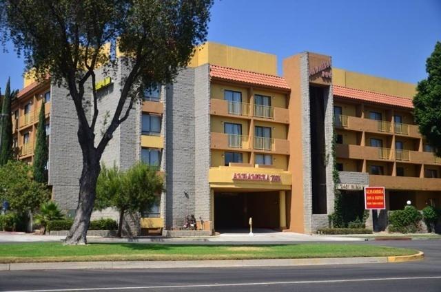 Отель Alhambra Inn & Suites