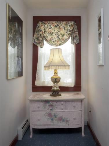 Мини-отель Tuckernuck Inn Bed & Breakfast