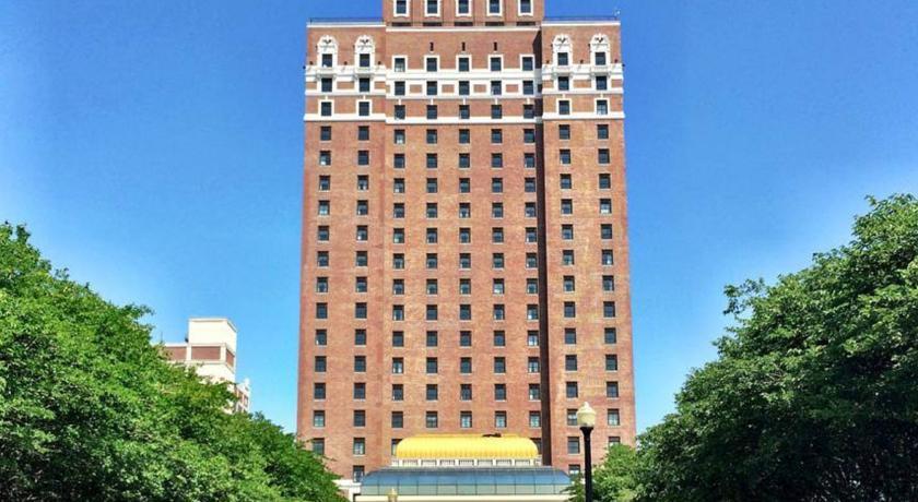 Отель The Claridge Hotel