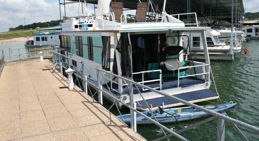 Отель Fabulous Boat House on Lake Travis!