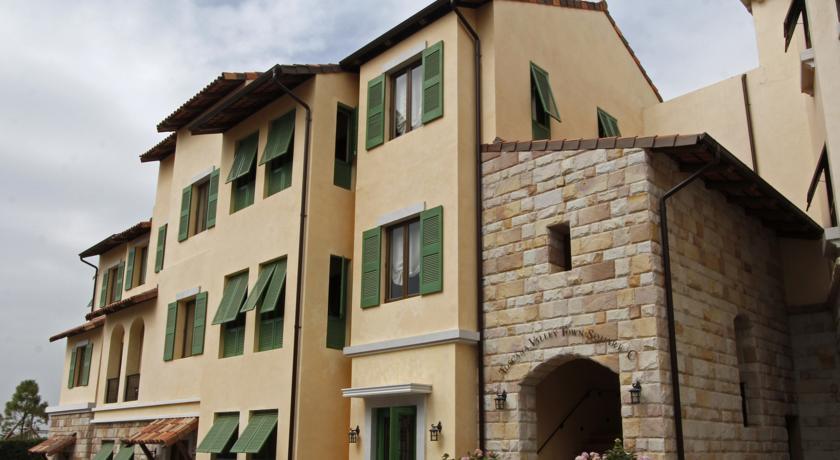 Отель Town Square Suites by Toscana Valley