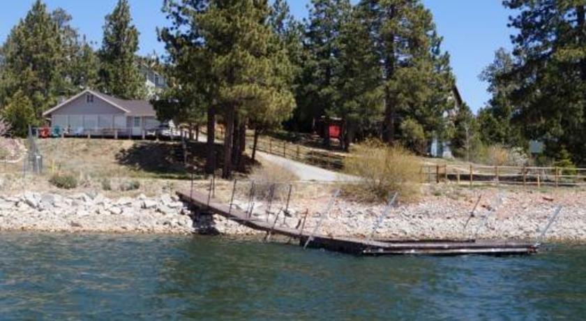 RedAwning Lakefront Retreat