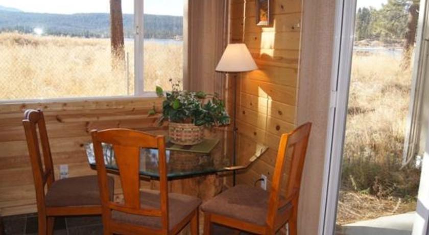 RedAwning Lakeside Cabin 10