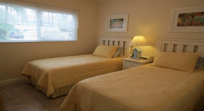 Апартаменты RedAwning Holmes Beach Holiday Home