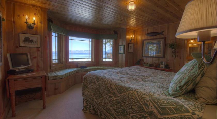 Апартаменты RedAwning Historic West Lakefront Home