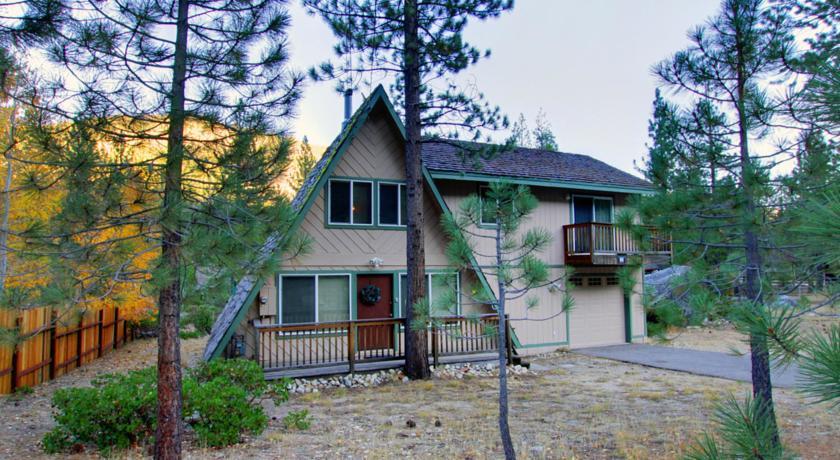 Апартаменты RedAwning Bear Necessities Cabin