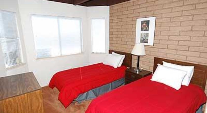RedAwning Ala Wai Boulevard Apartment 25