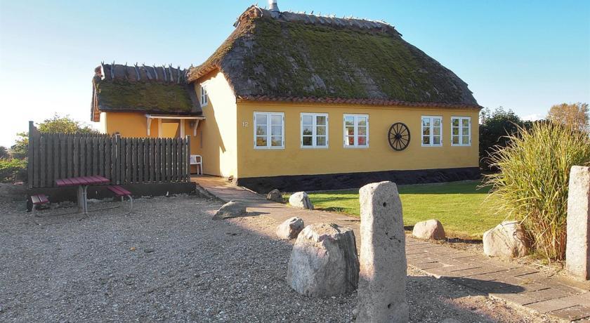 Апартаменты Holiday home Botofte B- 630