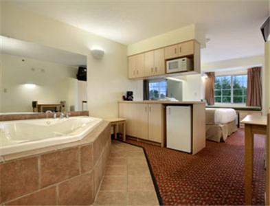 Отель Microtel Inn & Suites by Wyndham Burlington