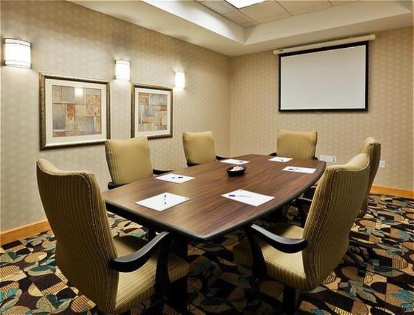 Отель Holiday Inn Express & Suites Springfield