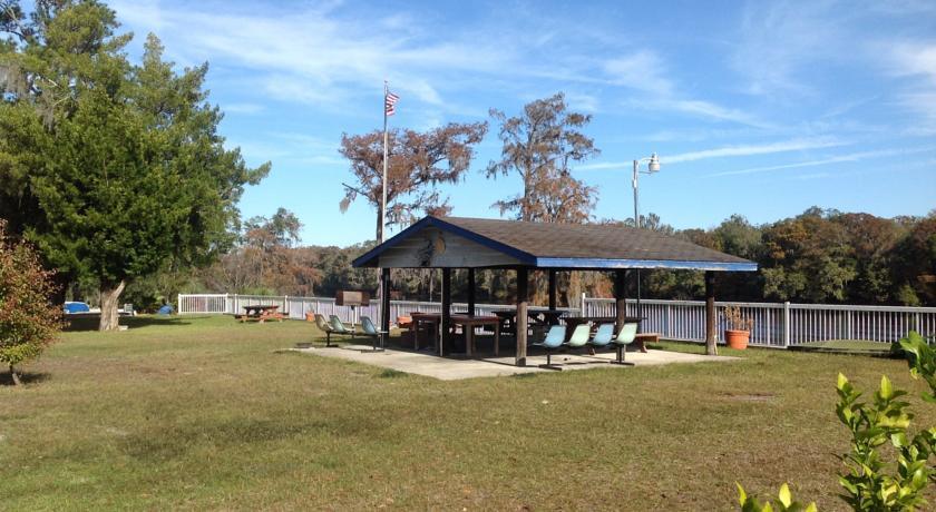 Отель The Suwannee Gables Motel & Marina