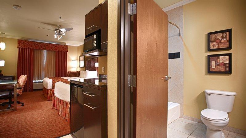 Отель BEST WESTERN PLUS Christopher Inn and Suites