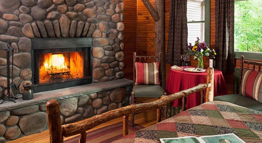 Отель Friends Lake Inn