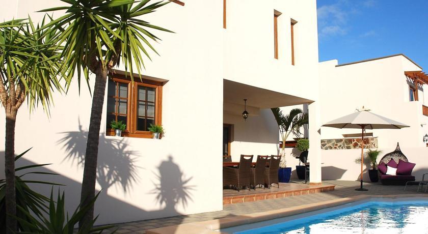 Вилла Three-Bedroom Villas Caletas Village 1