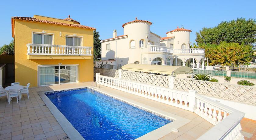 Four-Bedroom Villa Empuriabrava Girona 2