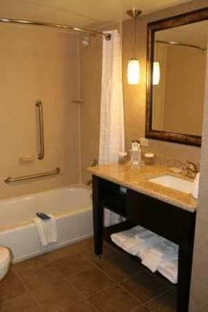 Отель Embassy Suites Minneapolis - North