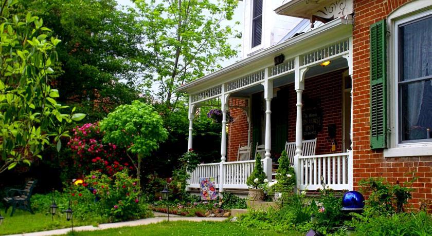 Мини-отель Historic Iron Horse Inn