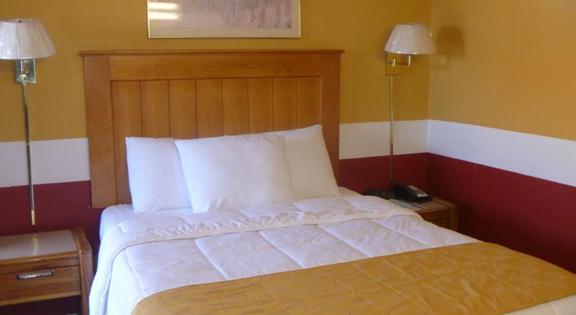 Отель Sloans Motel