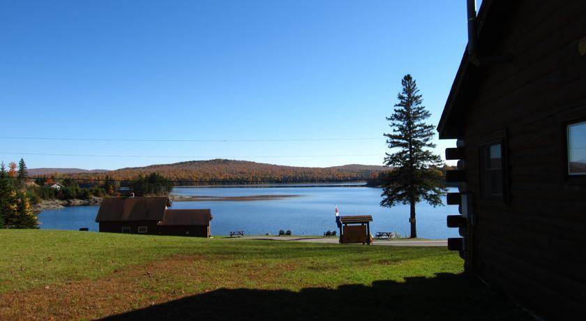 Отель Ramblewood Cabins on the Lake