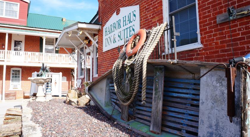 Отель Harbor Haus Inn & Suites