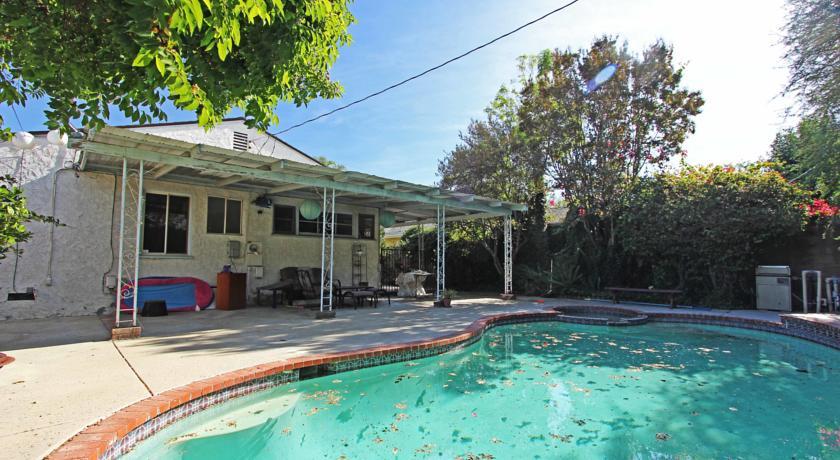 Апартаменты Sherman Oaks Three Bedroom with Pool