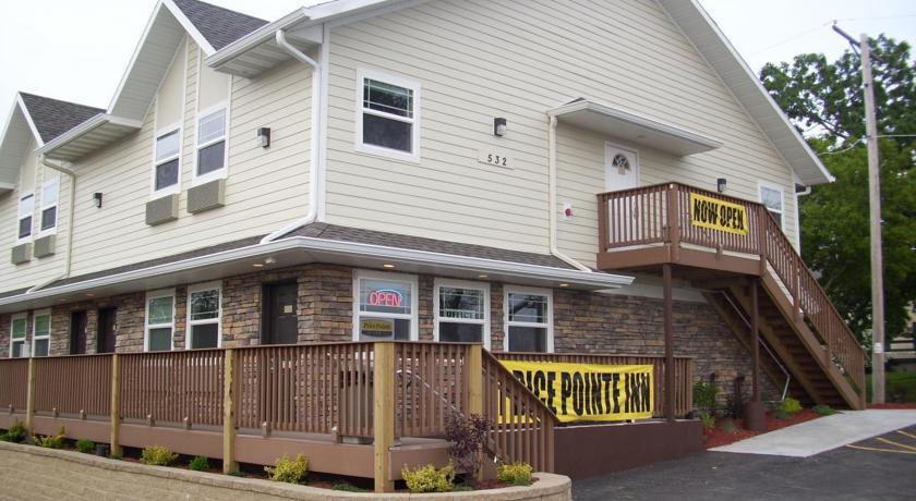 Отель Price Pointe Inn