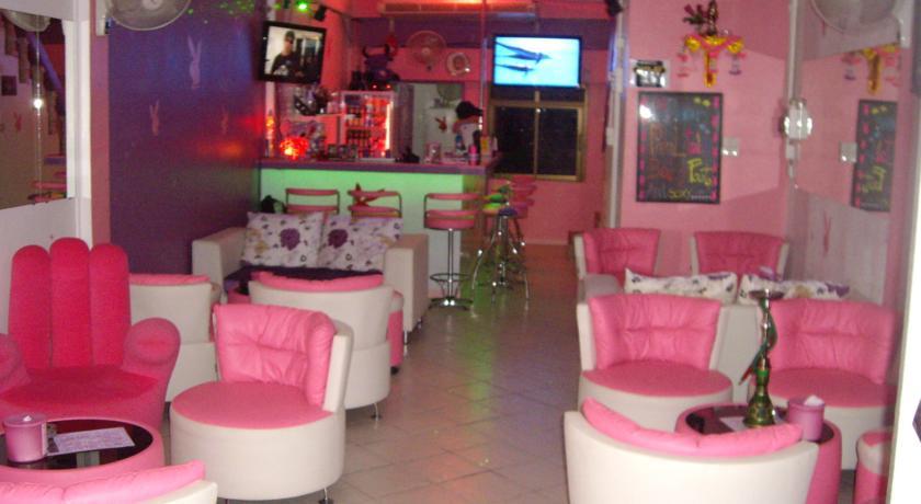 Хостел Wild & Wandering Backpacker Hostel & Bar