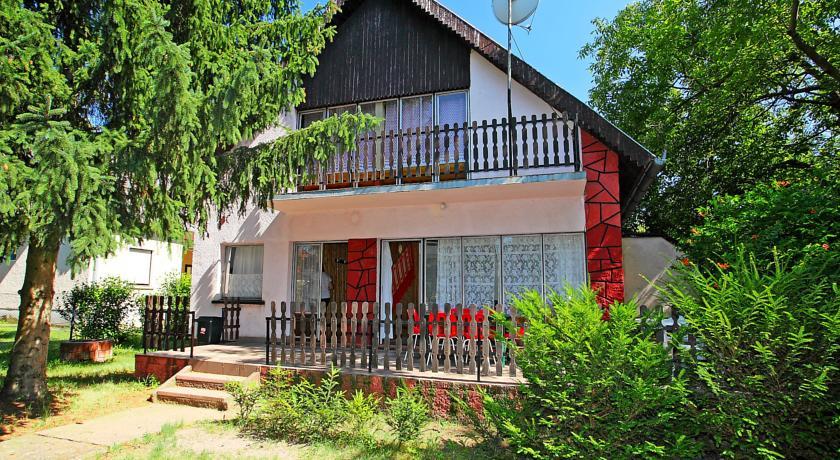 Вилла Three-Bedroom Villa Villa Balatonszárszó