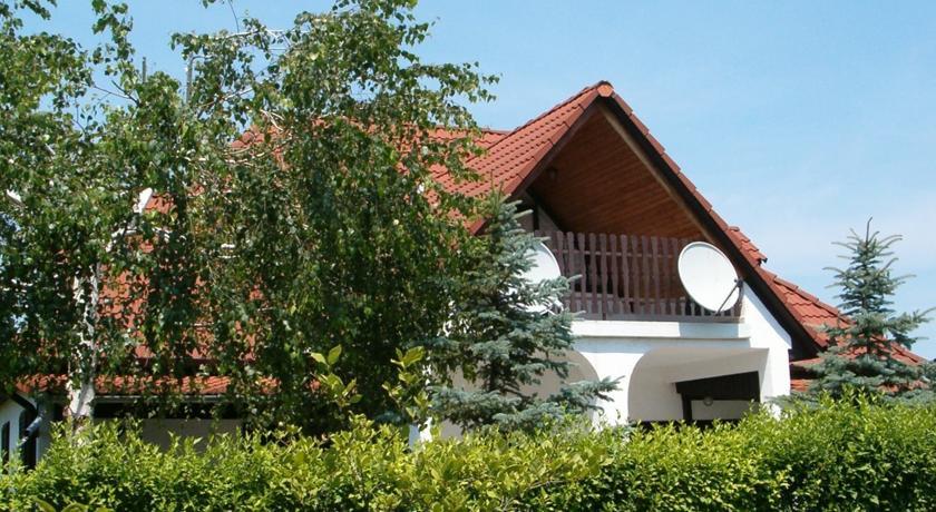 Two-Bedroom Holiday home Balatonmariafurdo near Lake