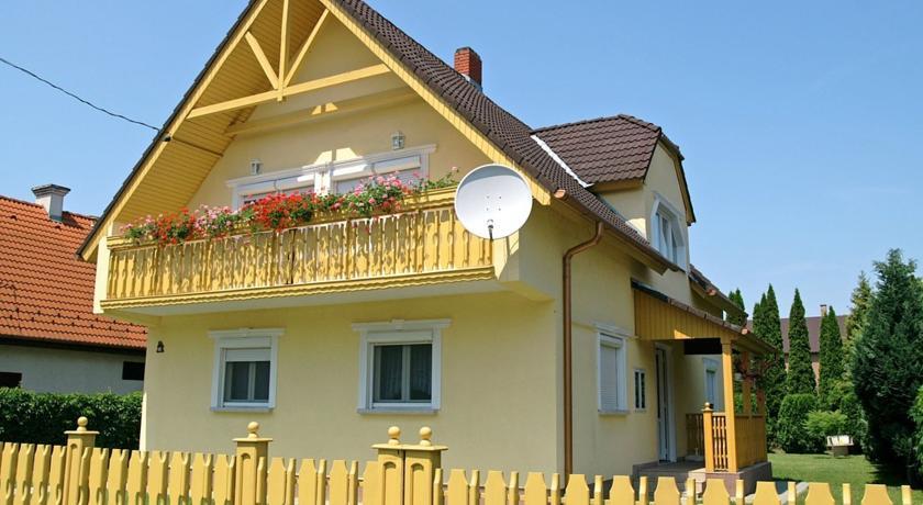 Two-Bedroom Holiday home Balatonmariafurdo near Lake 2