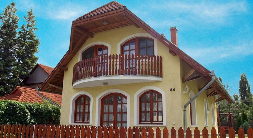Two-Bedroom Apartment Balatonmariafurdo near Lake 1