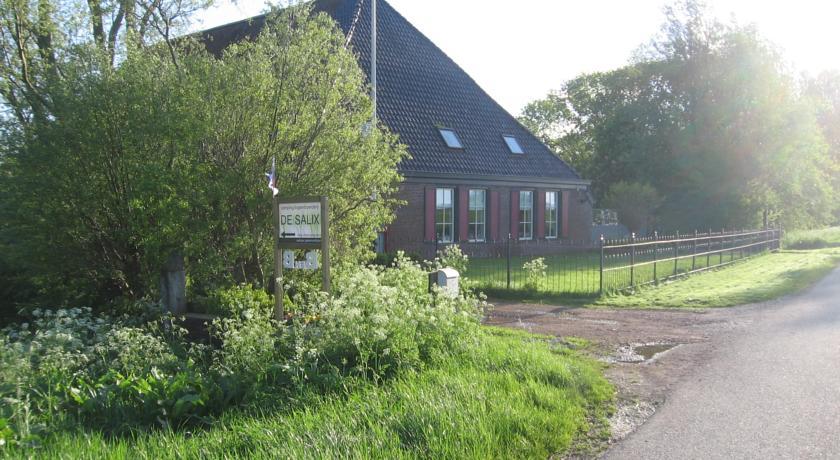 Отель Logeerboerderij de Salix