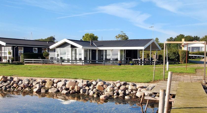 Апартаменты Holiday home Strandlysthuse H- 4572